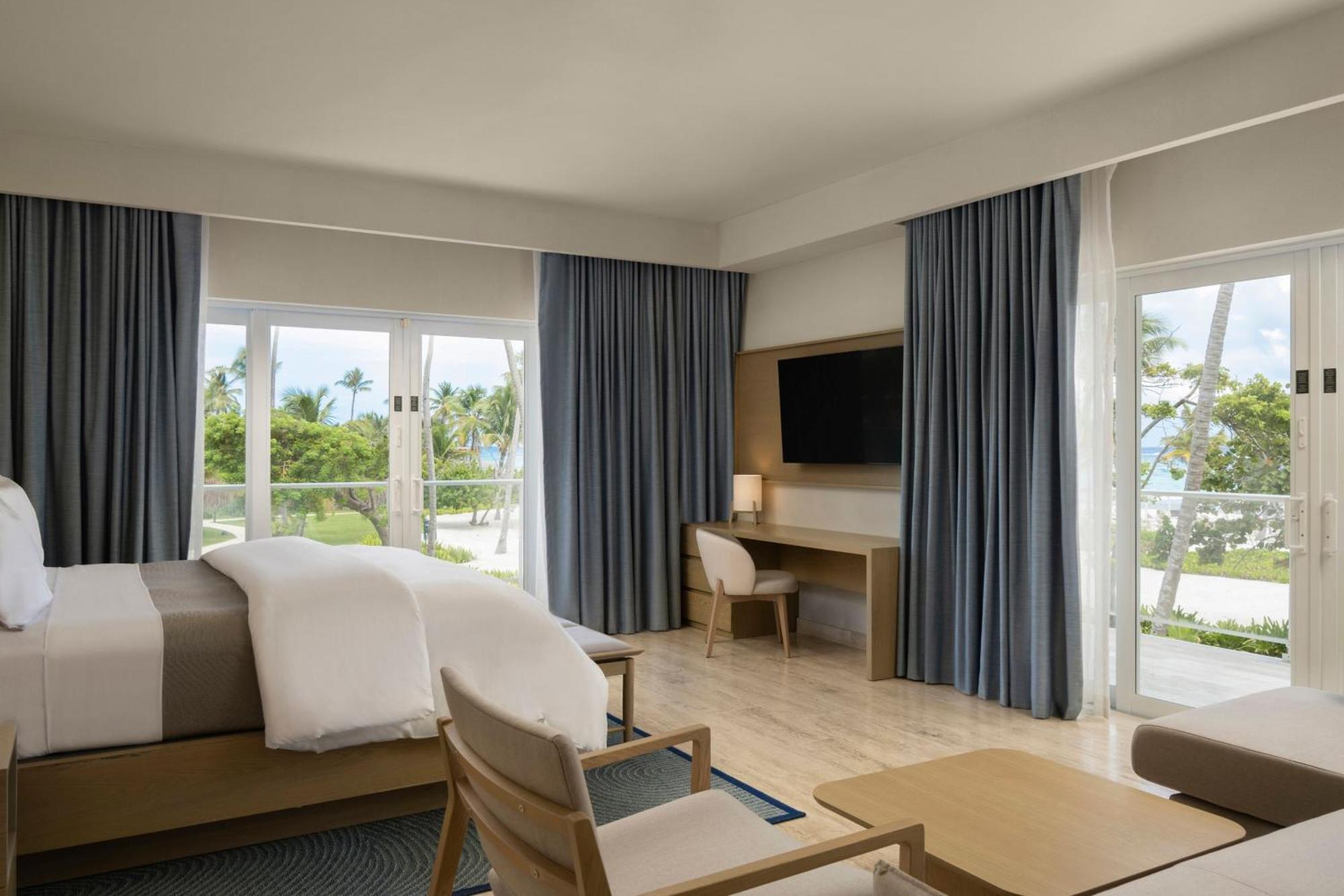 Suite Junior con cama extragrande y vistas al océano